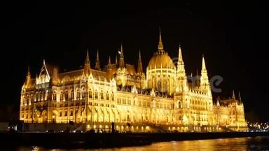 在<strong>深夜</strong>，匈牙利议会在布达佩斯的全景。 大楼都亮了。